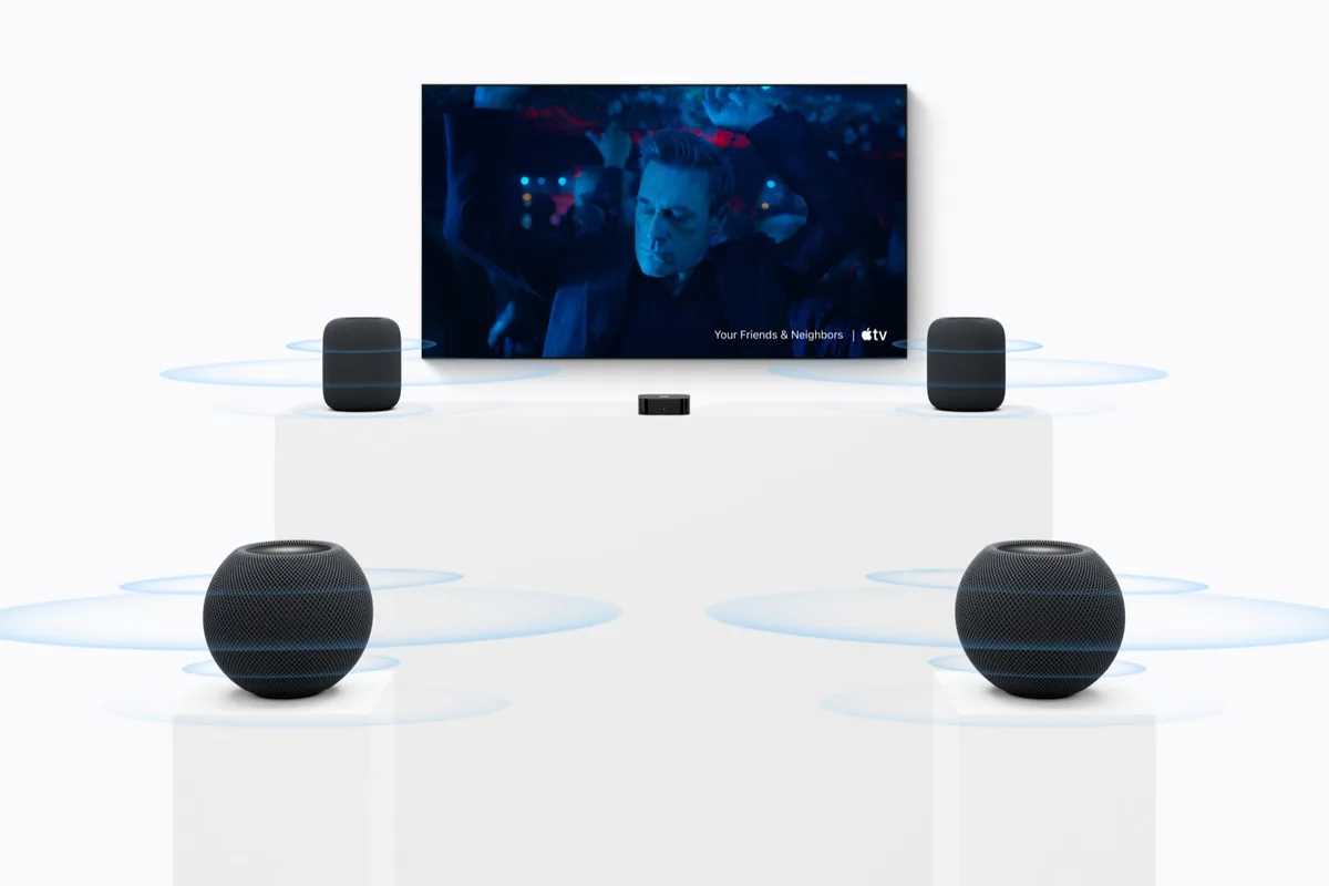 Installation home cinéma Apple associant quatre enceintes HomePod à une Apple TV 4K