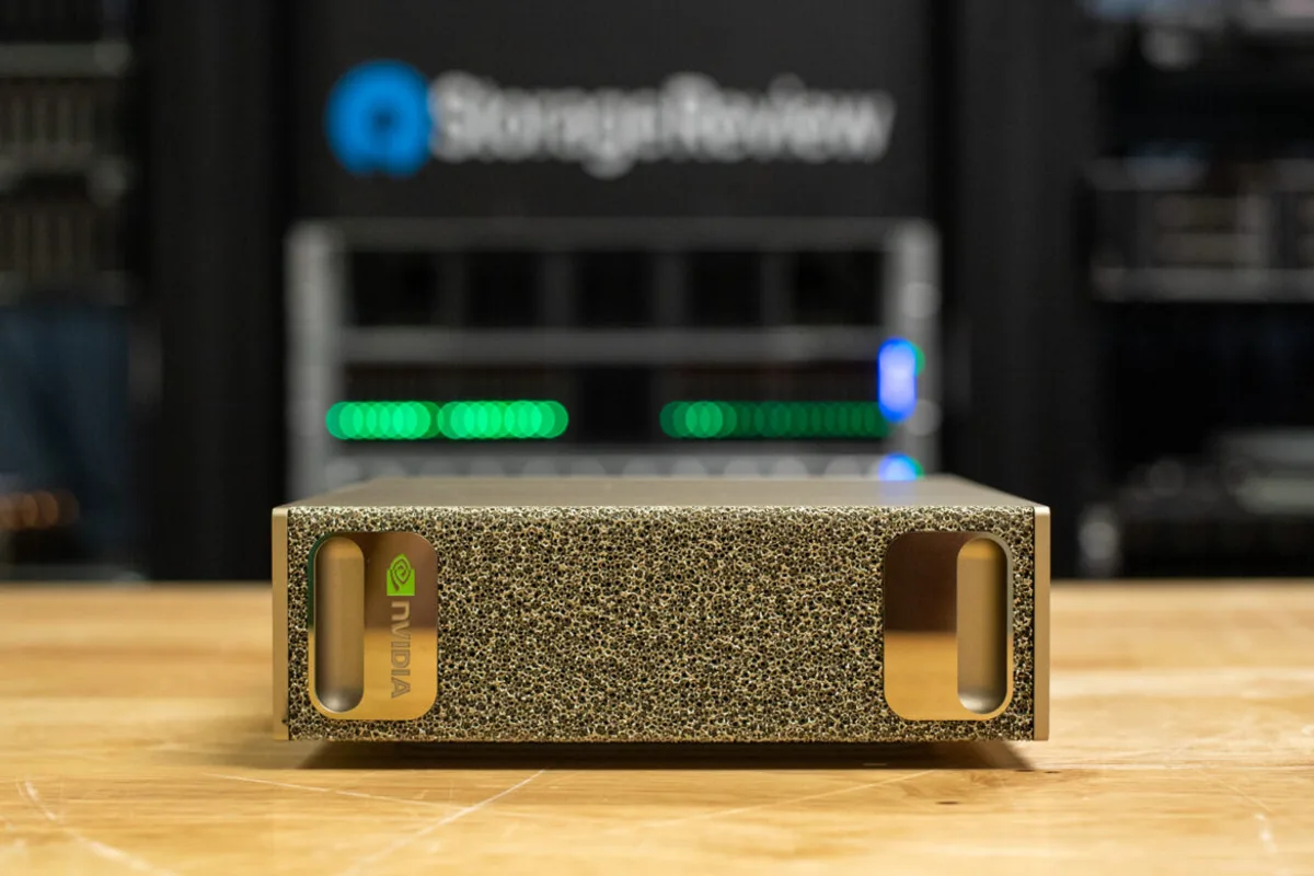 Ordinateur compact NVIDIA DGX Spark photographié sur une table de travail