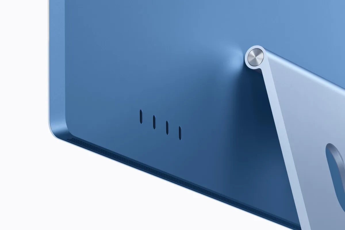 Vue arrière de l'iMac M6 bleu montrant ses quatre ports Thunderbolt 4