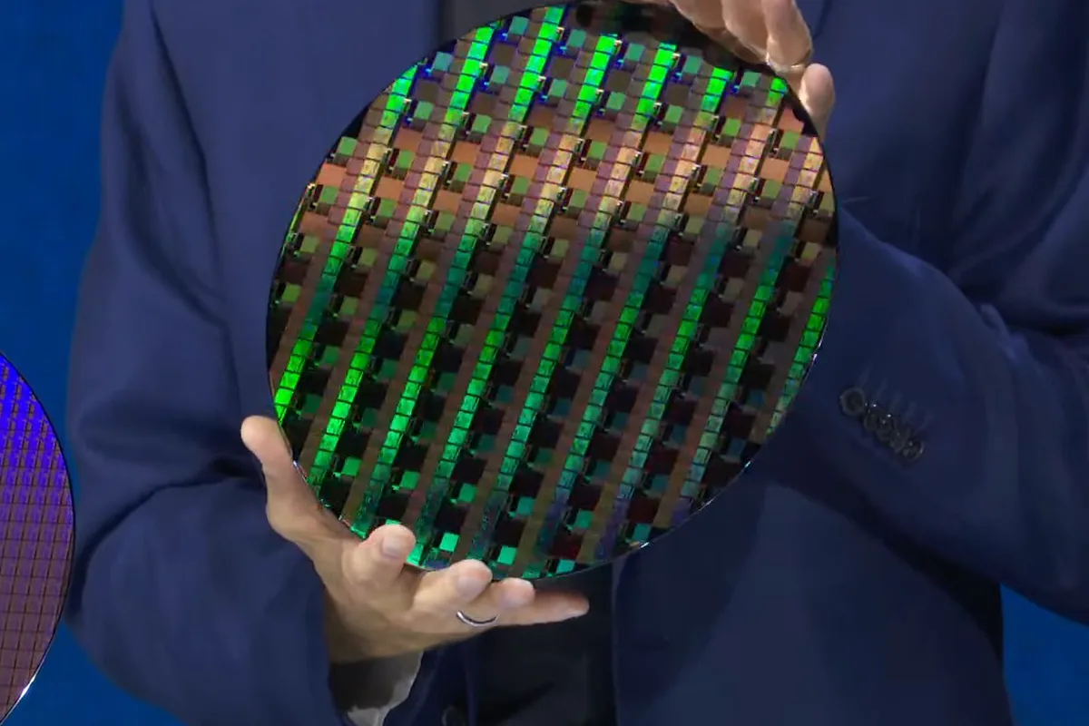 Wafer de démonstration Intel 18A présenté par un représentant du fabricant, photographie antérieure à l'annonce concernant Nova Lake