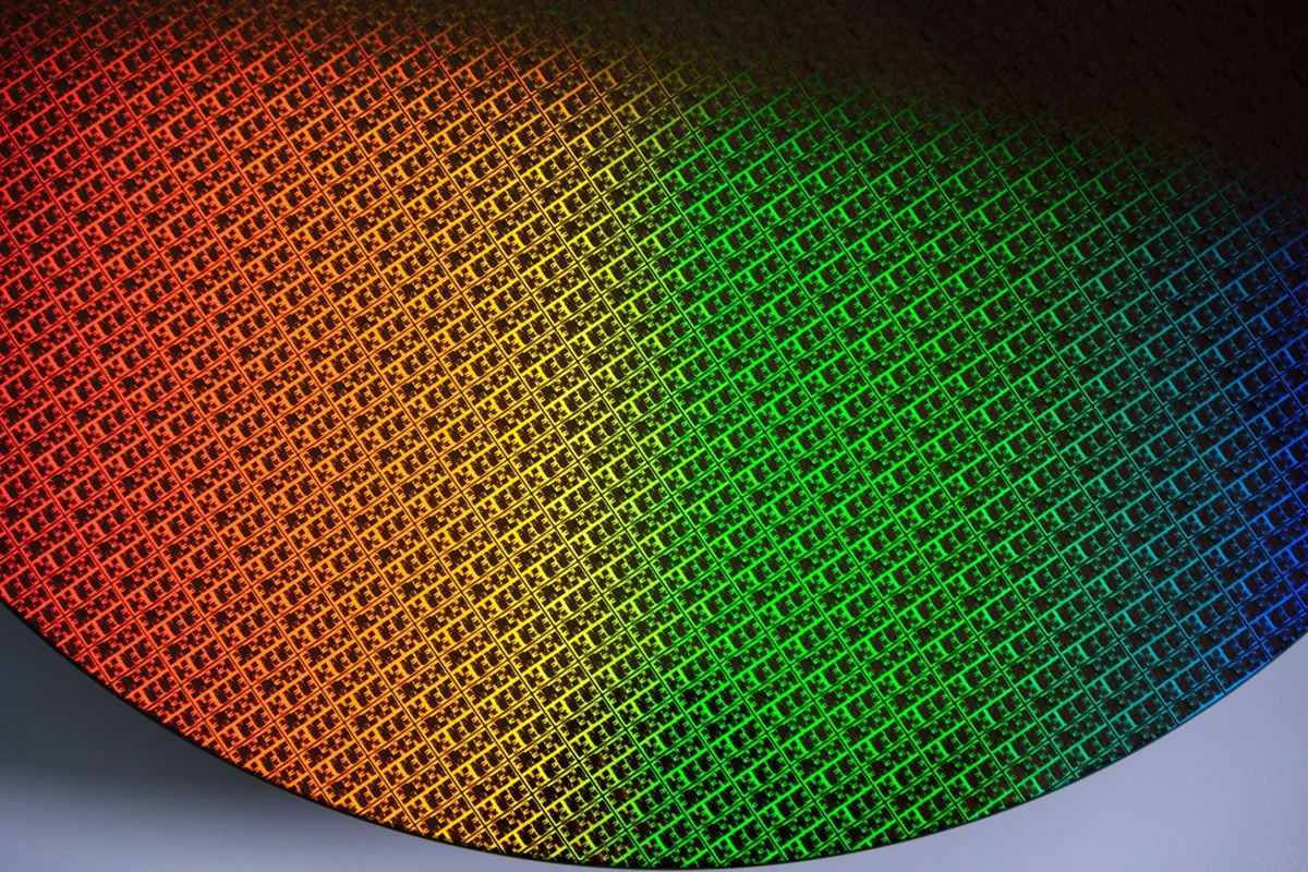 Vue rapprochée des circuits sur un wafer Intel 18A illustrant la fabrication avancée des semi-conducteurs