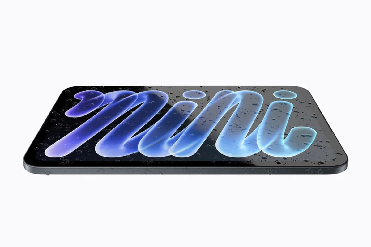 Nouvel iPad mini posé horizontalement avec des gouttes d'eau sur son écran illustrant sa résistance IP67