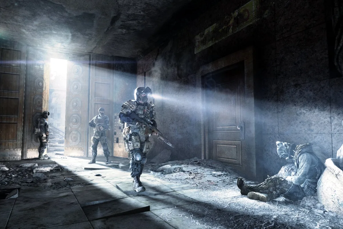Trois soldats armés avancent dans un bâtiment en ruine sous un éclairage intense dans Metro Redux