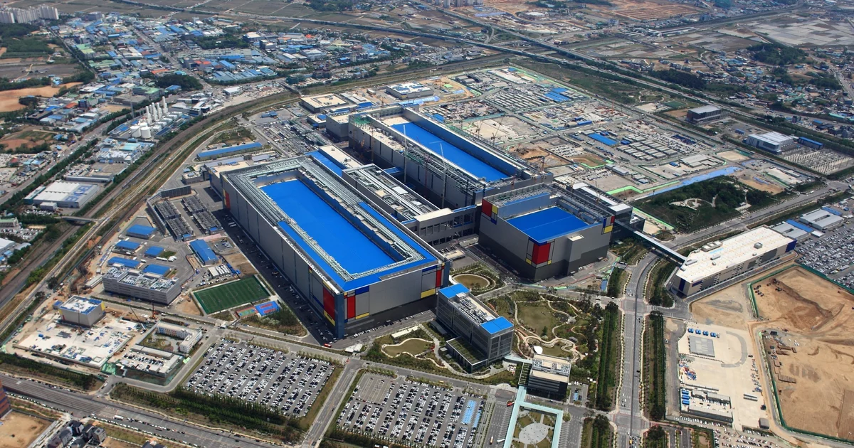 Samsung wants High-NA EUV in DRAM production by 2028, but 12-inch masks belong to a much later phase
