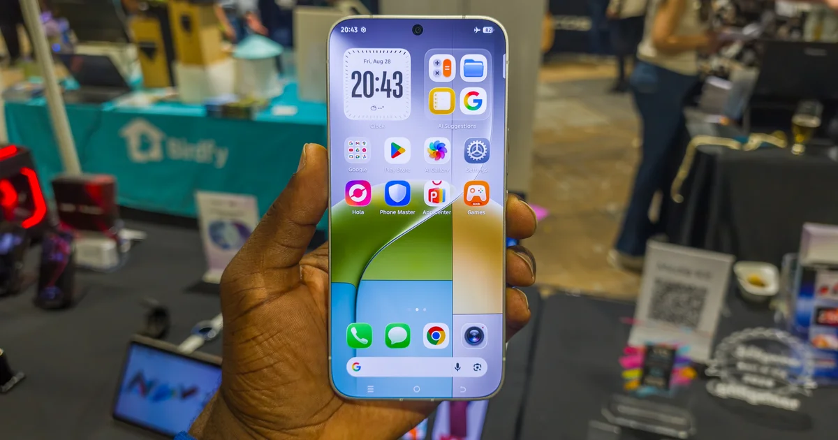 TECNO a presque fait disparaître les bordures du smartphone, mais il y a une petite astuce