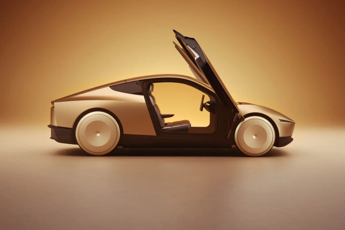 Cybercab de Tesla avec sa porte papillon ouverte révélant un habitacle sans volant